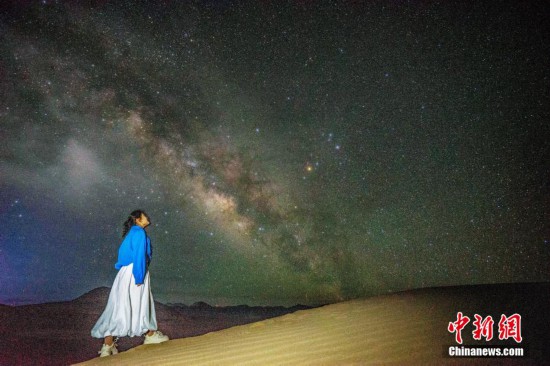 圖為6月20日晚，游客在西藏阿里暗夜公園與銀河“合影”。曹枝清 攝
