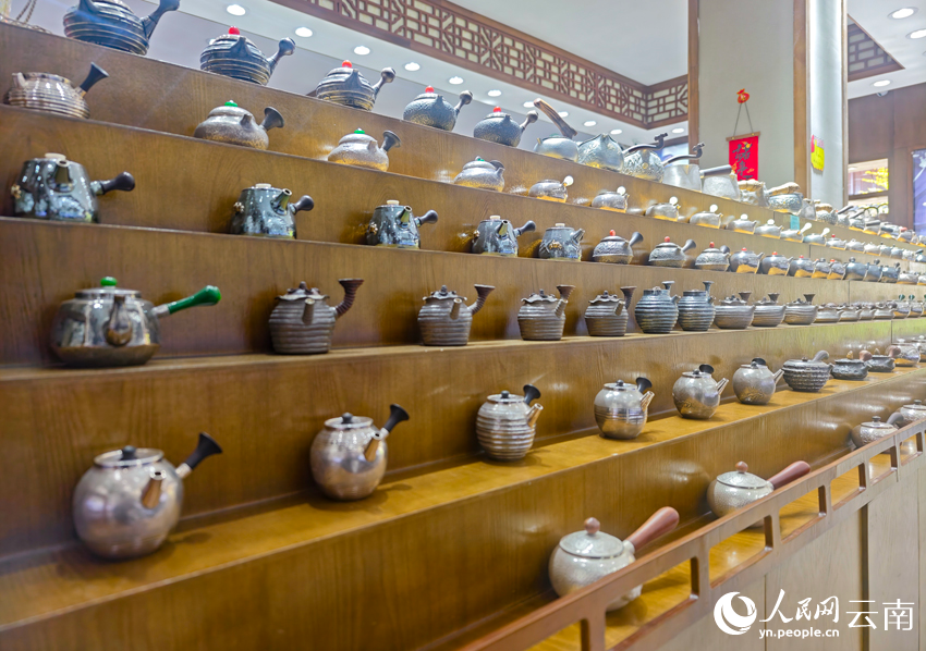 8新華村一家銀器店里的各類(lèi)銀器。人民網(wǎng)記者 符皓攝