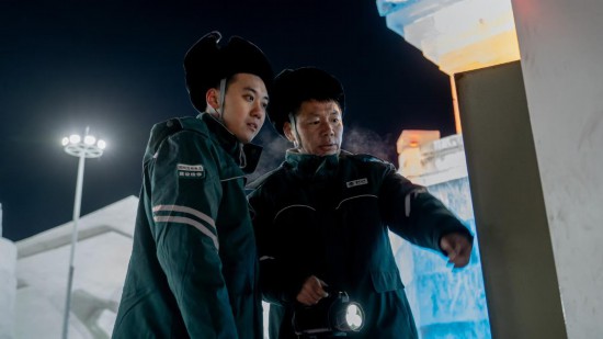 長春市冰雪新天地園區(qū)內(nèi)，長春市雙陽區(qū)供電公司工作人員正在檢查低壓配電箱。新華社記者 段續(xù) 攝