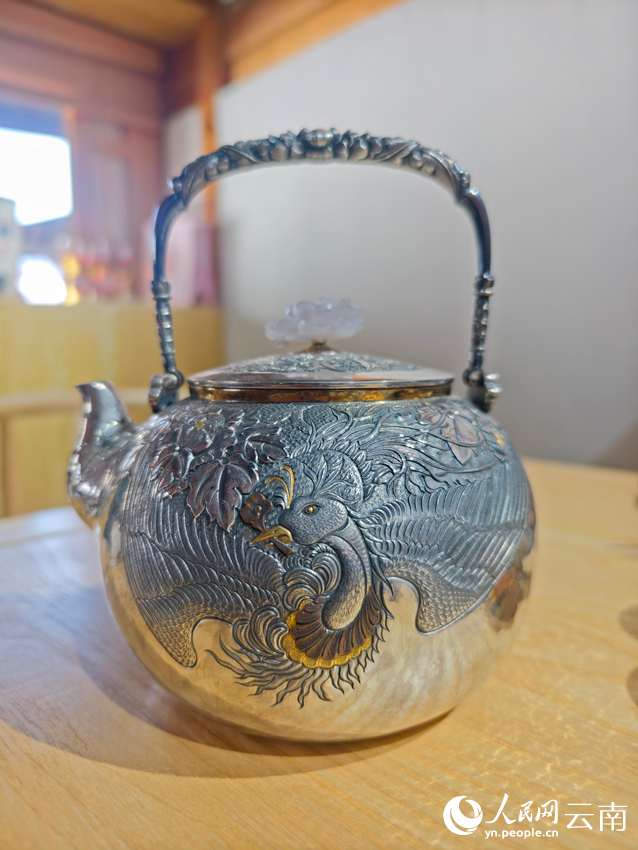李耀華制作的銀壺。人民網(wǎng)記者 符皓攝