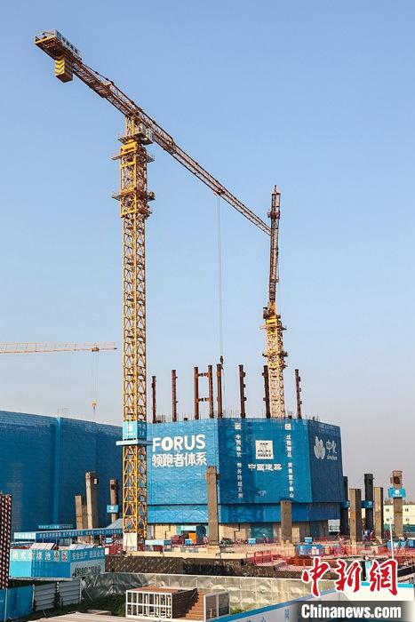 從完成頂層設(shè)計(jì)到如火如荼大規(guī)模建設(shè)，六年來(lái)，雄安新區(qū)如春天的竹子一般拔節(jié)生長(zhǎng)，這座承載千年大計(jì)的“未來(lái)之城”已雄姿初顯。從“一張白紙”開(kāi)始著墨，如今的雄安新區(qū)已是濃墨重彩的“山水畫(huà)”。<a target='_blank' href='/'>中新社</a>記者近日走訪了雄安新區(qū)多地，從“藍(lán)綠金”三色感受這座“未來(lái)之城”的巨大變化。圖為7月19日，河北雄安新區(qū)，中國(guó)中化總部基地項(xiàng)目施工現(xiàn)場(chǎng)。 <a target='_blank' href='/'>中新社</a>記者 易海菲 攝