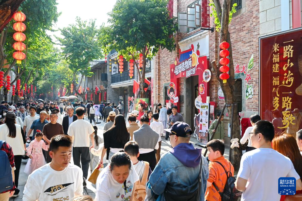 2月22日，市民游客在福州上下杭?xì)v史文化街區(qū)參觀游覽。新華社記者林善傳 攝