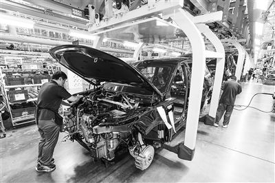 某新能源汽車智能制造基地總裝車間，工作人員正在工作。新華社記者 李博 攝