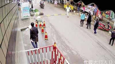 雙橋入室盜竊案，監(jiān)控視頻截圖紅圈處為犯罪嫌疑人。 本報(bào)記者 雷鍵 通訊員 葉文廣 攝
