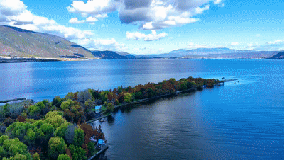 大理洱海畔。