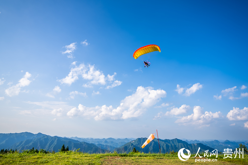 游客在野玉海飛行營地乘動(dòng)力滑翔傘體驗(yàn)云端觀景。人民網(wǎng)記者 涂敏攝