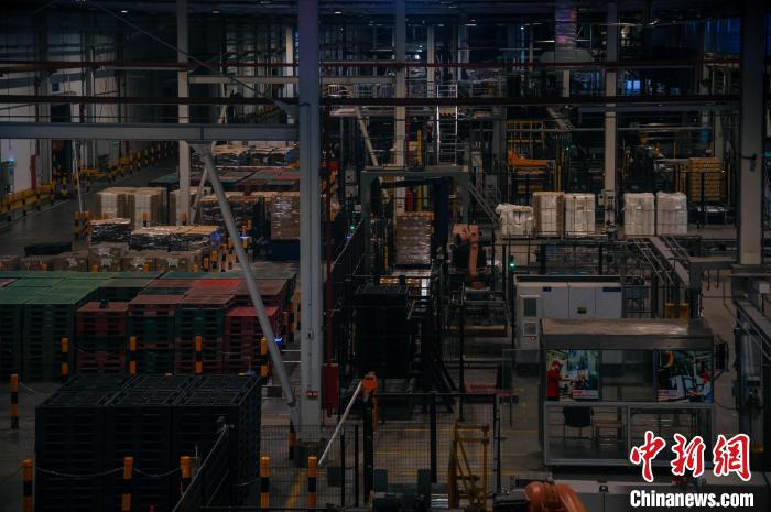 基地依托數(shù)字技術(shù)打造“黑燈工廠”?！±钅宪?攝