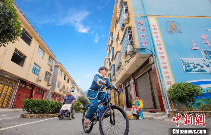 溪邳村一角?！菓c堂 攝