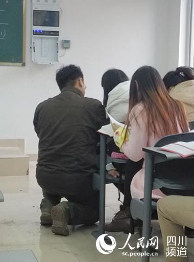 高校教師跪地為學(xué)生講題 被贊中國(guó)好老師(圖)
