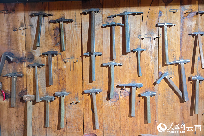 新華村銀器加工作坊里的小錘。人民網(wǎng)記者 符皓攝