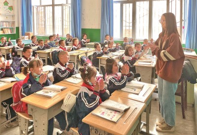 2023年5月，西北師范大學(xué)學(xué)生在新疆阿克蘇地區(qū)溫宿縣吐木秀克鎮(zhèn)第一小學(xué)實(shí)習(xí)支教。 卓杰攝