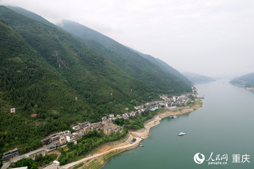 位于長(zhǎng)江南岸的三峽里·竹枝村。人民網(wǎng)記者 劉政寧攝