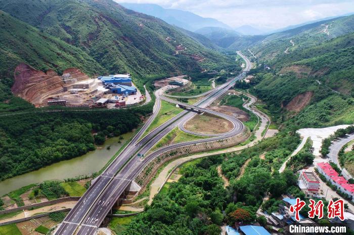 圖為航拍元江至蔓耗高速公路紅河段。云南建投集團(tuán)供圖