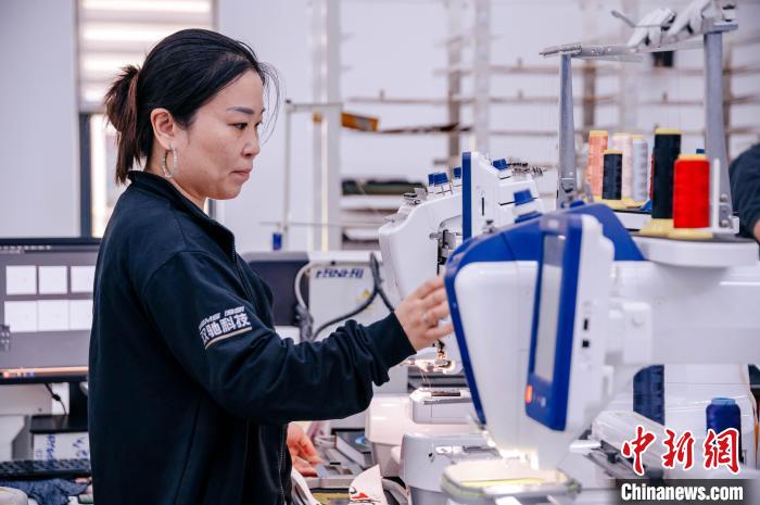 莆田鞋企通過快速打樣線，實(shí)現(xiàn)個(gè)性化訂制。　李南軒 攝