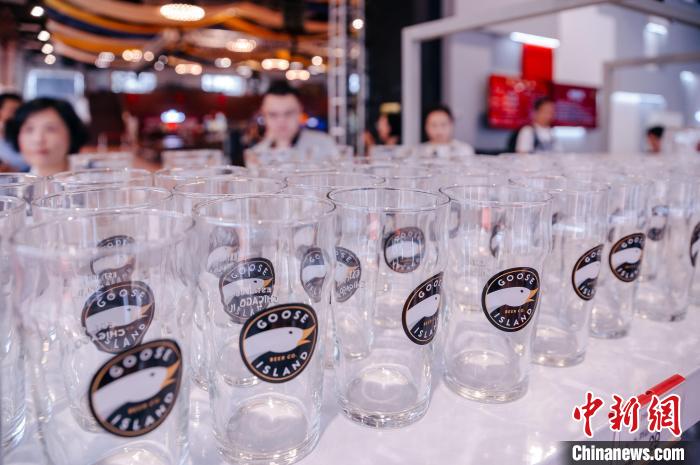 基地內(nèi)，各式啤酒文化周邊產(chǎn)品在出售?！±钅宪?攝