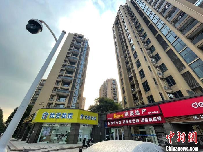 多家房地產(chǎn)中介。 蘇婷 攝