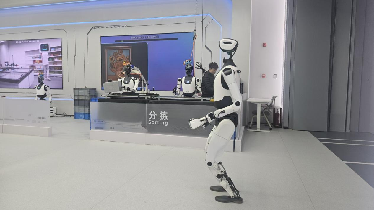 北京人形機(jī)器人創(chuàng)新中心。人民網(wǎng)記者 王震攝