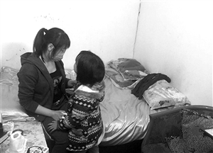 小梅現(xiàn)在只身帶著女兒，生活困難 圖片來源：溫州網(wǎng)