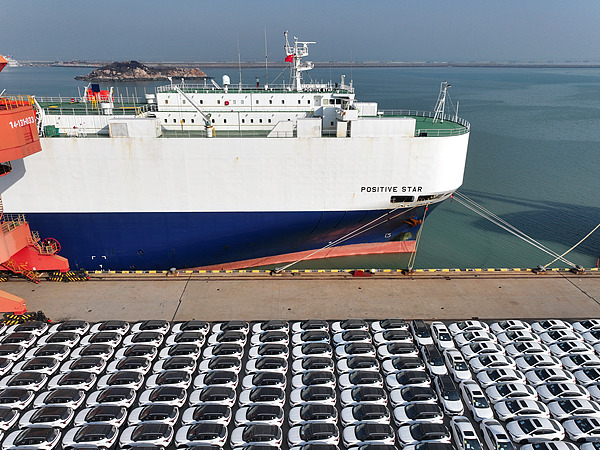 在江蘇省連云港，中國生產(chǎn)的汽車正加緊裝船出口海外。