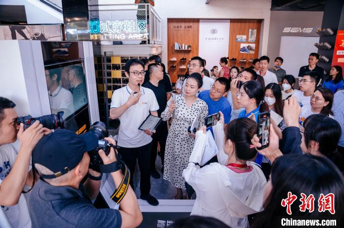 在定制鞋門店，顧客只需往腳型測(cè)量?jī)x器上一站，幾秒后就會(huì)出具一份詳盡的腳型報(bào)告。　李南軒 攝