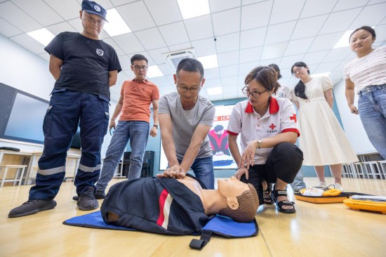 在浙江省湖州市吳興區(qū)龍泉小學(xué)，紅十字會救護(hù)員對教職工進(jìn)行自動體外除顫器（AED）使用培訓(xùn)。新華社發(fā)（伊凡攝）
