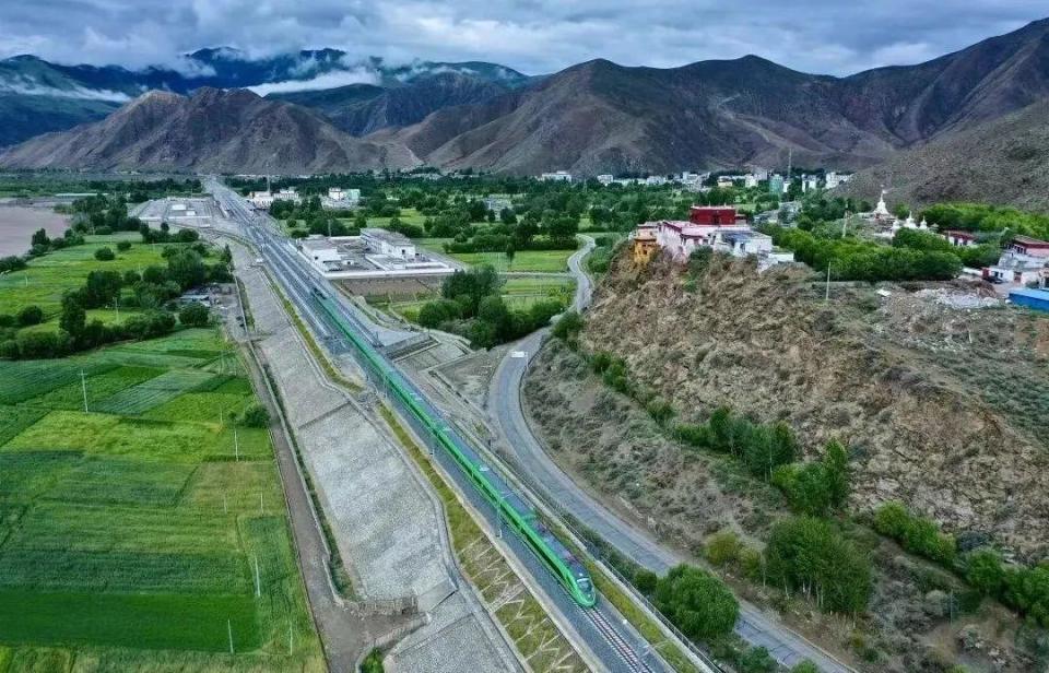 ?高原動集動車組。中國中車供圖。