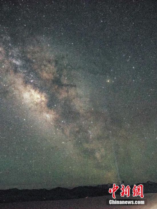 圖為6月20日晚游客在西藏阿里暗夜公園，與銀河“合影”。曹枝清 攝