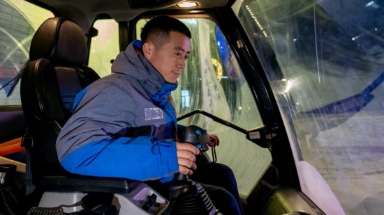 吉林市松花湖滑雪度假區(qū)內(nèi)，工作人員正駕駛壓雪車平整雪道。新華社記者 唐成卓 攝