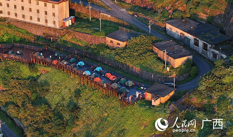 山頂露營區(qū)。人民網(wǎng) 雷琦竣攝