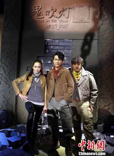 網(wǎng)絡自制劇《鬼吹燈之精絕古城》今日舉行發(fā)布會，靳東、陳喬恩和趙達組成的探寶三人組首次集結亮相?！●R海燕 攝