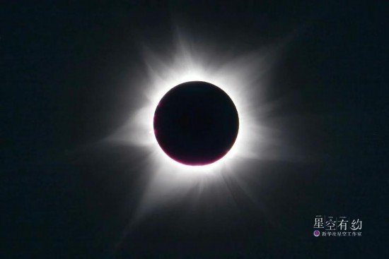 2023年4月20日，天宇上演日全環(huán)食（同一次日食，一部分地區(qū)可見日全食，另一部分地區(qū)可見日環(huán)食）。這是星空攝影師許曉平當日在澳大利亞拍攝的日食。（星聯CSVA供圖）