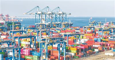 “新泉州”輪在山東港口青島港自動化碼頭（三期）的作業(yè)現(xiàn)場。山東港口青島港供圖