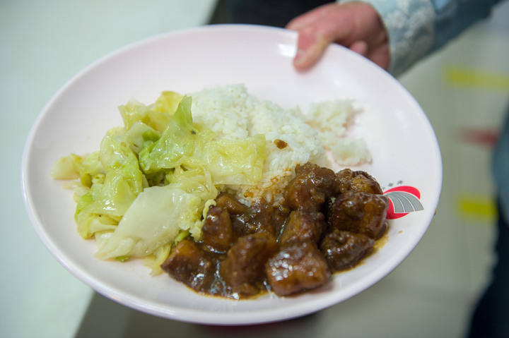高校食堂賣“兩元蓋澆飯” 12年不漲價