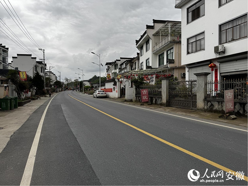 寬敞的S347公路穿過(guò)瞻淇村。人民網(wǎng)記者 胡雨松攝