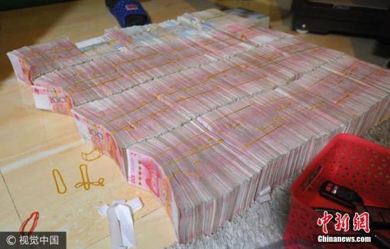 廣西南寧警方8月21日通報(bào)，當(dāng)?shù)亟粘晒善粕姘附痤~15.19億元人民幣的特大傳銷案件。圖為當(dāng)場(chǎng)繳獲的成捆現(xiàn)金。圖片來(lái)源：視覺(jué)中國(guó)