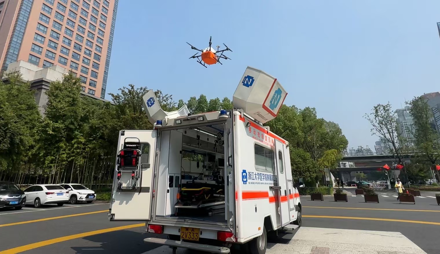 浙江大學醫(yī)學院附屬第二醫(yī)院5G急救車搭載的無人機正在起飛。人民網(wǎng)記者 申佳平攝