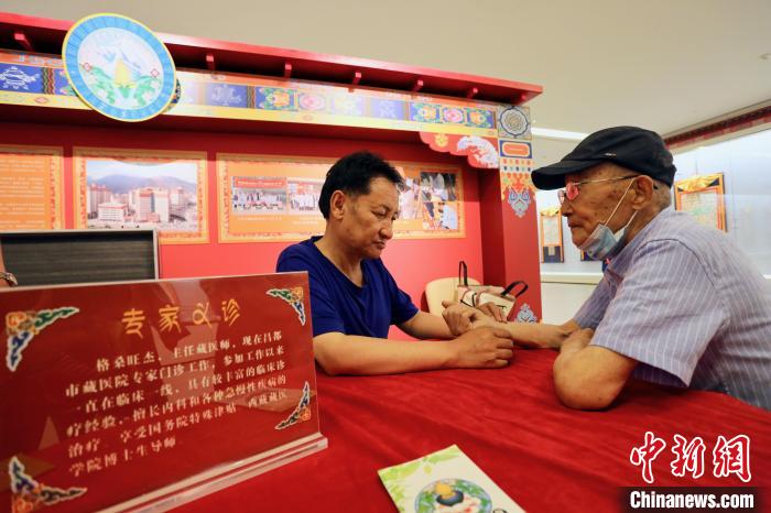 “藏韻瑰寶”藏醫(yī)四部醫(yī)典唐卡珍品展在天津美術(shù)館展出，展覽現(xiàn)場(chǎng)藏醫(yī)專家義診受歡迎。　劉俊蒼 攝