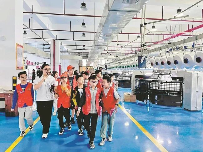 學(xué)生參觀惠安校服企業(yè)生產(chǎn)車間。惠安縣委宣傳部供圖