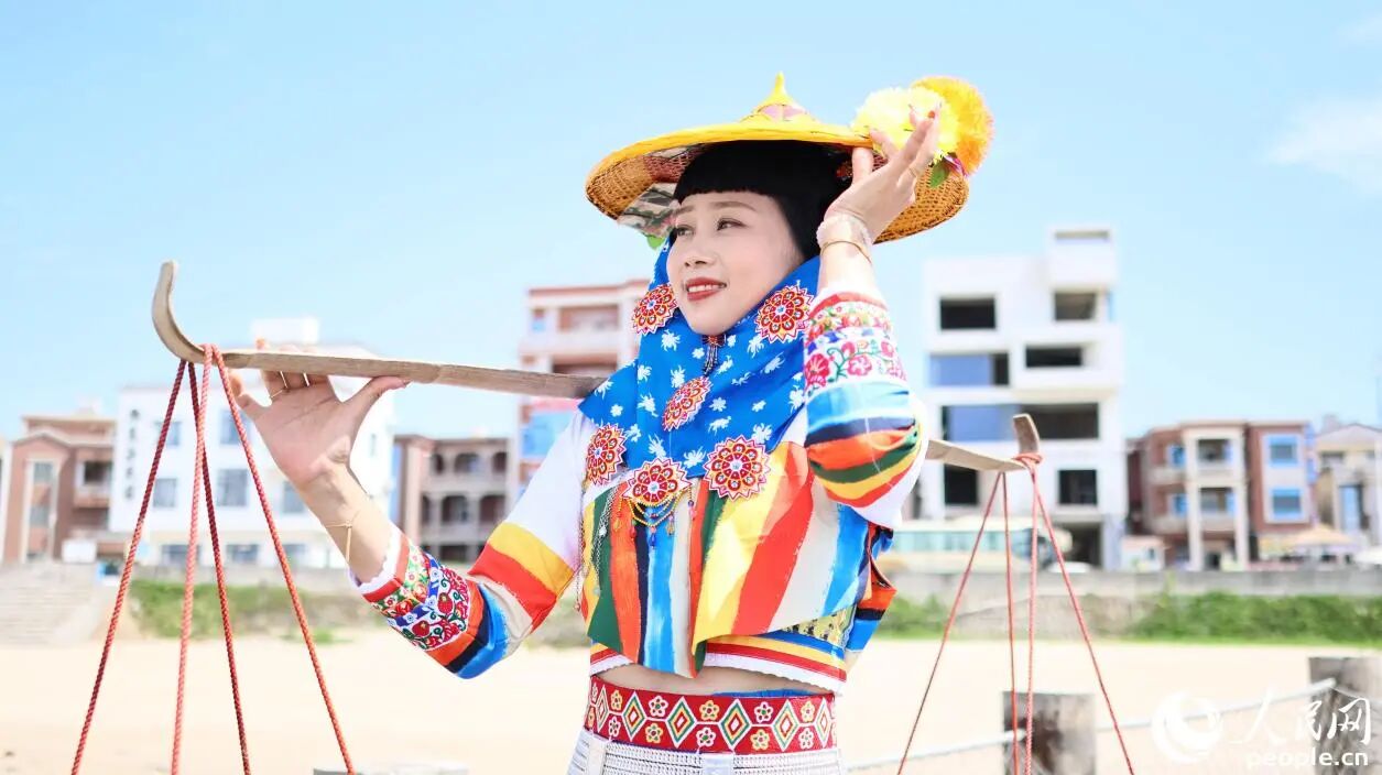 花頭巾包裹，配上寬檐黃斗笠，是惠安女獨(dú)特的“防曬套裝”。人民網(wǎng)記者 李昌乾攝