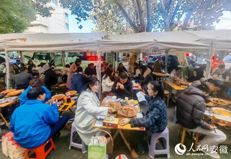 迎春街上，游客們品嘗廣德燉鍋。人民網(wǎng)記者 王銳攝