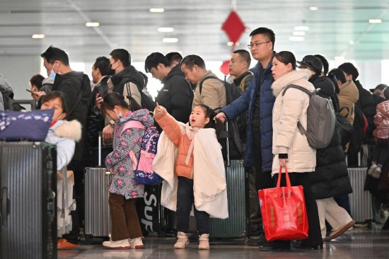 2月3日，家長帶領(lǐng)小朋友在北京豐臺站排隊檢票。新華社記者 宋為偉 攝
