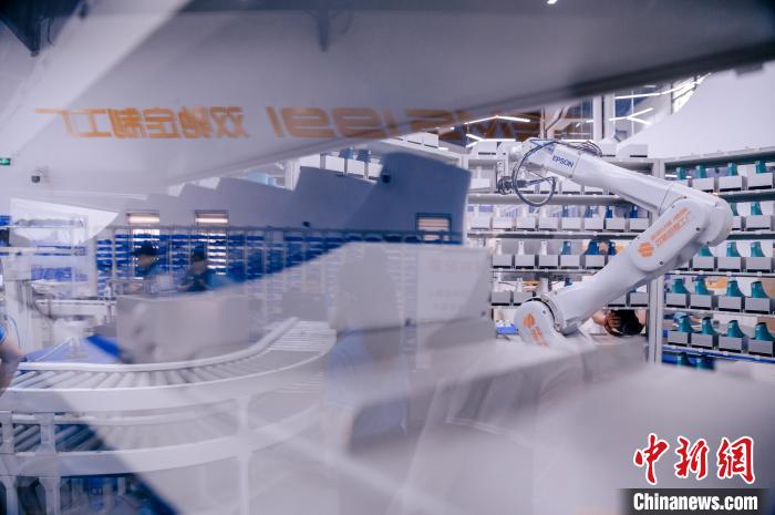 定制鞋自動(dòng)化生產(chǎn)車間一角。　李南軒 攝