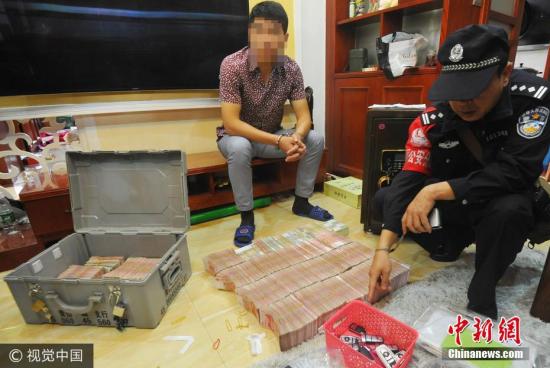廣西南寧警方8月21日通報(bào)，當(dāng)?shù)亟粘晒善粕姘附痤~15.19億元人民幣的特大傳銷案件。圖為當(dāng)場(chǎng)繳獲的成捆現(xiàn)金。 圖片來(lái)源：視覺(jué)中國(guó)