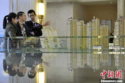 資料圖 置業(yè)顧問向民眾推薦商品房戶型。 <a target='_blank'  _fcksavedurl='http://www.chinanews.com/' _fcksavedurl='http://www.chinanews.com/'></p></table>中新社</a><p>　　記者 韋亮 攝