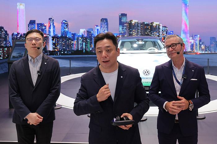 11月17日，上汽大眾汽車有限公司銷售與市場執(zhí)行副總經理、上海上汽大眾汽車銷售有限公司總經理俞經民(中間)參加廣州車展展臺活動。 上汽大眾 供圖