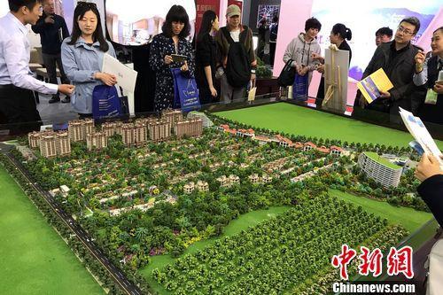 資料圖：民眾在2017年北京春季房展會上的某樓盤展臺咨詢。<a target='_blank'  _fcksavedurl='http://www.chinanews.com/' ></table>中新網(wǎng)</a> 程春雨 攝