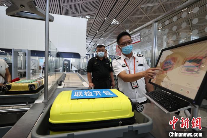 6月25日，在海口美蘭國際機場T2航站樓，工作人員對完成改造的設備進行模擬測試?！∈Y啟明 攝
