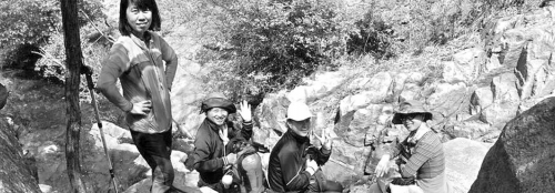 近日，資深驢友隨哥組織驢友到濟(jì)南仲宮太甲山游玩。圖為驢友正在山路上休息。隨哥供圖