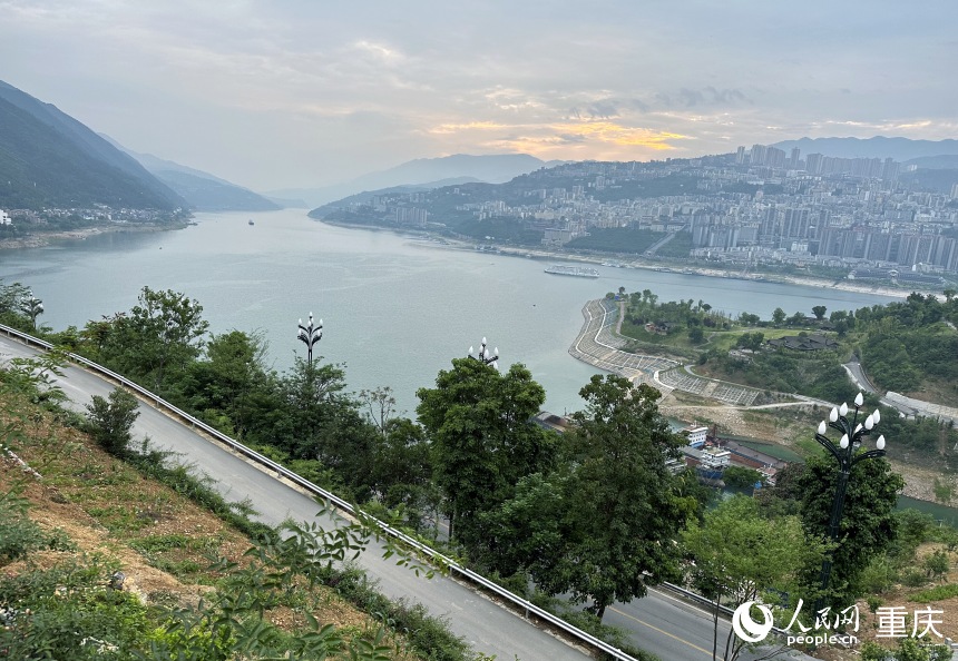 從巫山縣龍門街道江村遠(yuǎn)眺，左側(cè)為三峽里·竹枝村，右側(cè)為巫山縣城。人民網(wǎng)記者 劉政寧攝