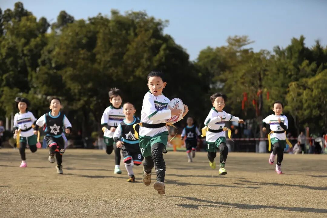 福建省福州市兒童公園，幼兒組隊員正在進行橄欖球比賽。謝貴明攝（人民視覺）